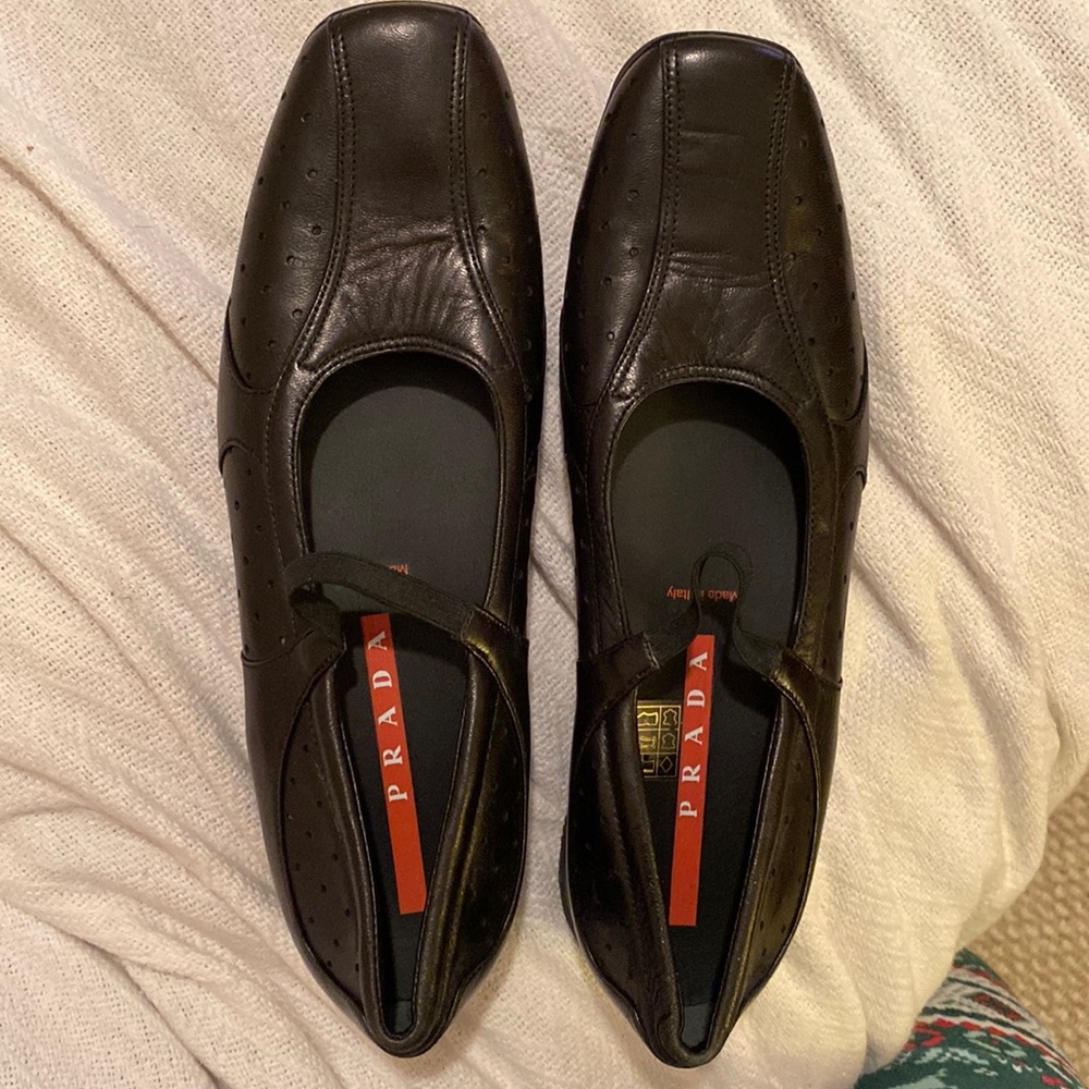 PRADA BLACK LEATHER FLATS GREAT CONDITION. Very comfy